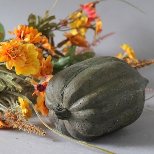 Acorn Squashstatue (4 - Inch) Side Angle