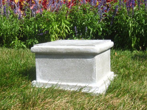 Sella Riser Outdoor Statue (8 - Inch)